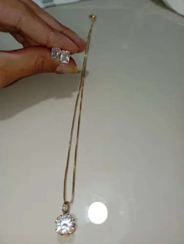 Conjunto de colar e brinco dourado marca Romanel