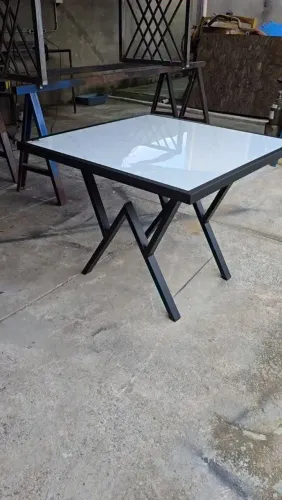 Mesa de metalon