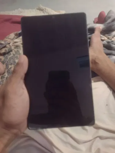 Vendo um tab A7 Lite semi novo apenas com um arranhão na parte de trás!