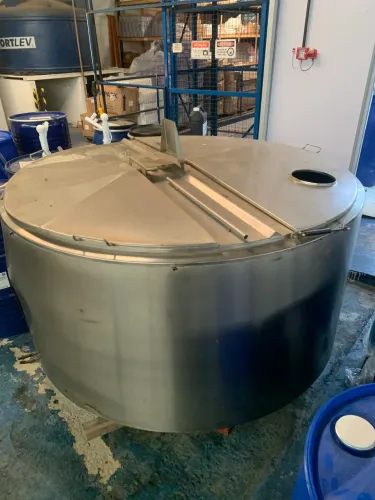 VENDA TANQUE INDUSTRIAL EM AÇO INOX 2.500 L