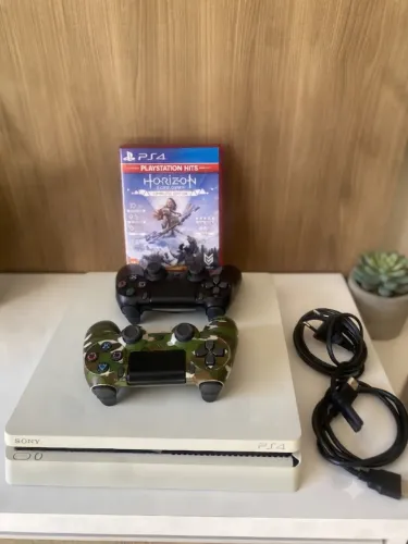 PlayStation 4 (PS4) Slim - Console em Ótimo Estado + 2 Controles + Jogo
