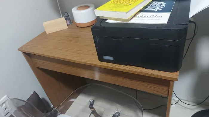 Escrivaninha / Mesa de Estudos Amadeirada (Com Gaveta) - USADA POUQUÍSSIMO!!!!!