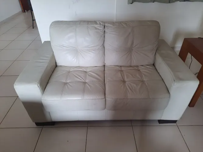Sofá 2 lugares, semi novo, couro legítimo na cor bege.