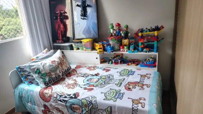 Cama infantil com estante e cama acessória