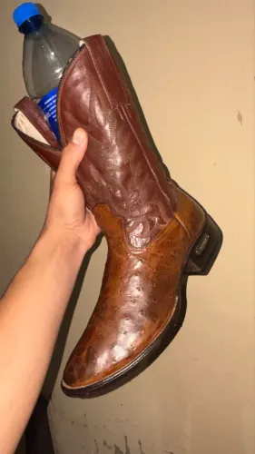 Bota produzida em couro de avestruz!