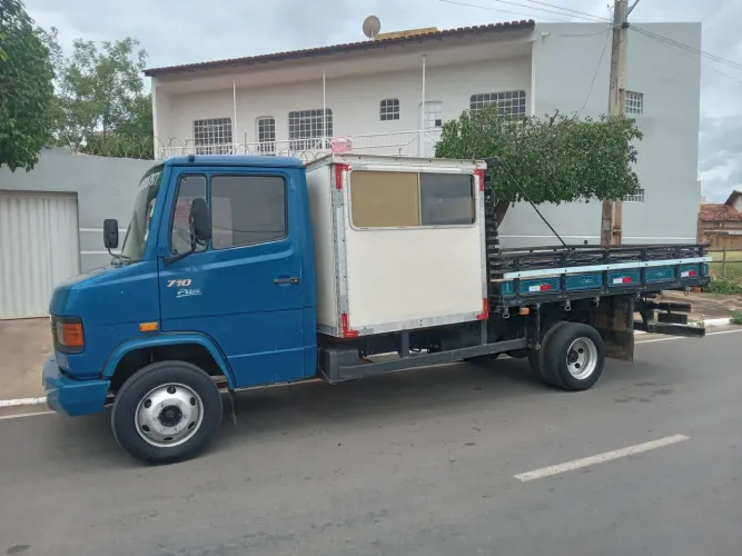 Caminhão MB 710 no chassi
