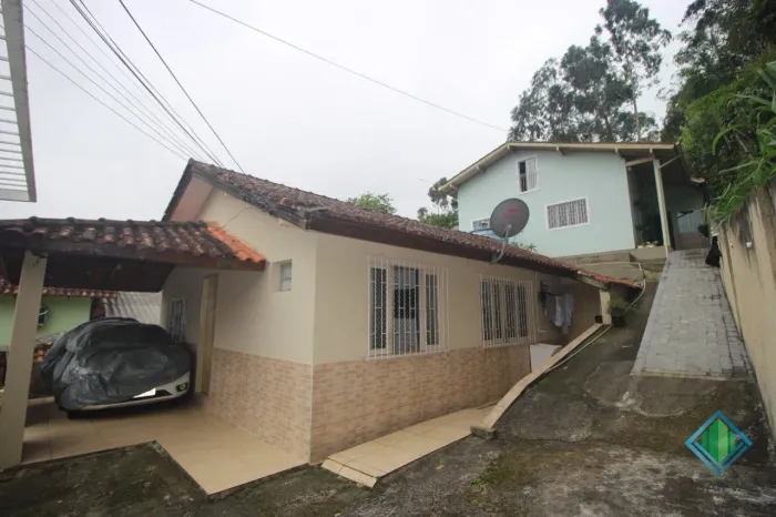 Terreno com 2 casas a venda no bairro Pantanal em Florianópolis.