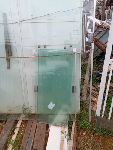 Portas de blindex e janelas com fechaduras e puxandor