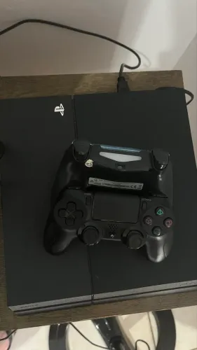 PLAYSTATION 4 COM 2 CONTROLES