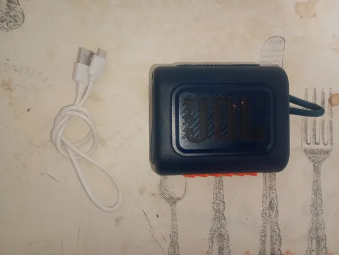 Vendo caixa de som JBL original com carregador por 30 reais