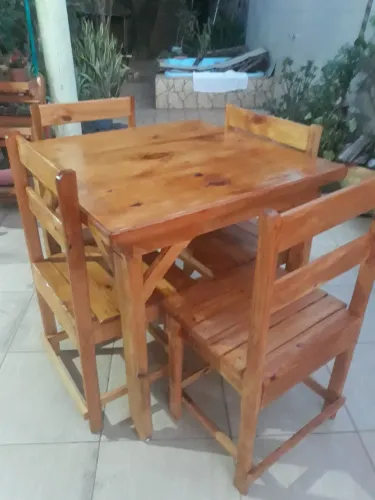 Conjunto de mesa e 04 cadeiras, .Madeira Pinus