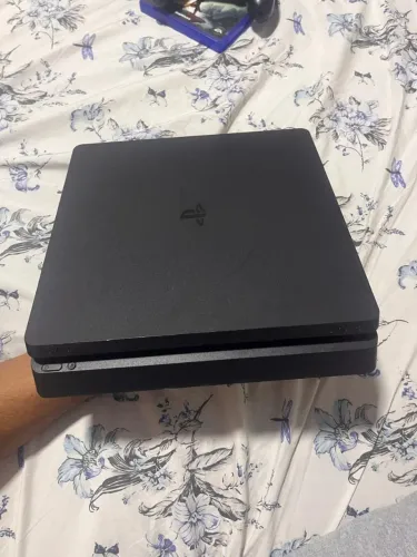 Vende se Playstation 4