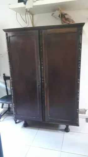 guardar roupa antigo de madeira 