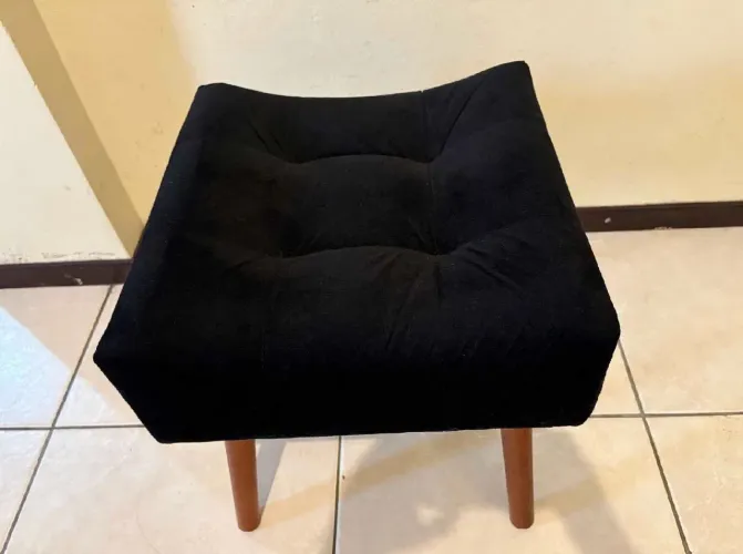 Puff Banqueta Retrô Luxo - Suede Preto com Pés Palito