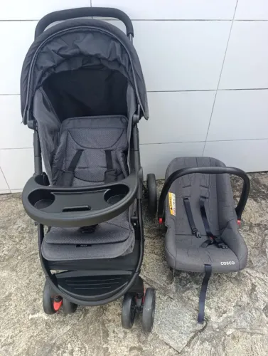 Carrinho com bebê conforto