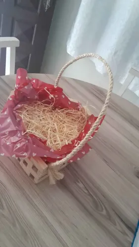 Cesta de madeira em formato de coração