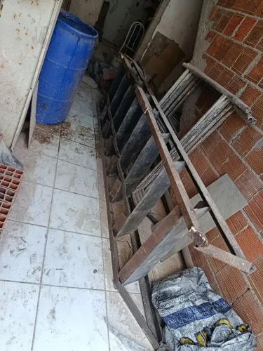 Escada de ferro com corrimão 