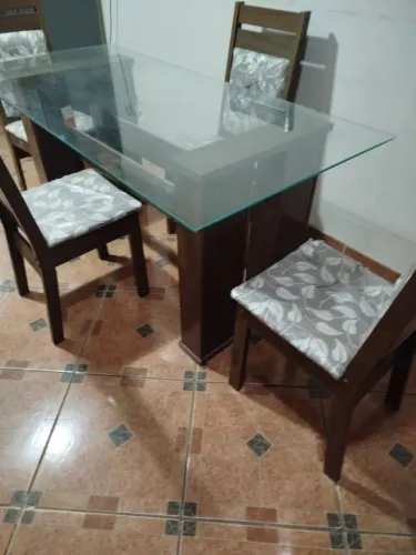 Mesa tampa de vidro /com 4 cadeiras