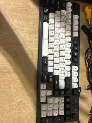 Teclado Semimecânico Gamer luminação Rainbow E Controle De Volume Com Fio