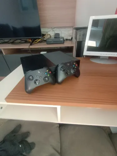Vendo Xbox One Completo com Controle e cabos originais aceito Pc em troca