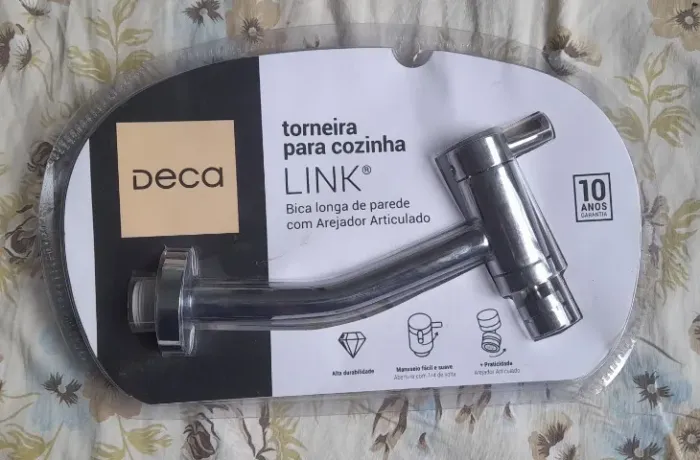 Torneira Deca para cozinha bica longa de parede com arejados articulado