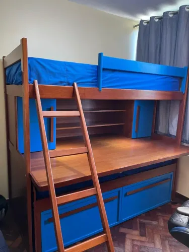 Bicama com cama superior, cama inferior, armários laterais, prateleiras e gavetões