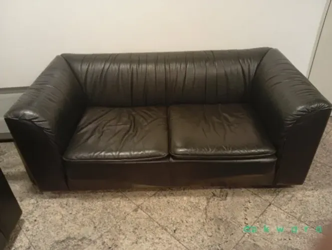 Sofá em couro legitimo (2 lugares)