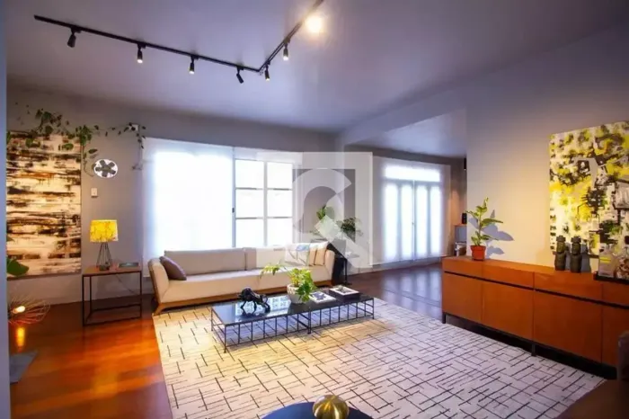 Casa ampla em rua tranquila de santa Rosa -Niterói - OPORTUNIDADE