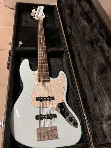 Baixo Marcus Miller V3 5 Cordas Ativo 18V