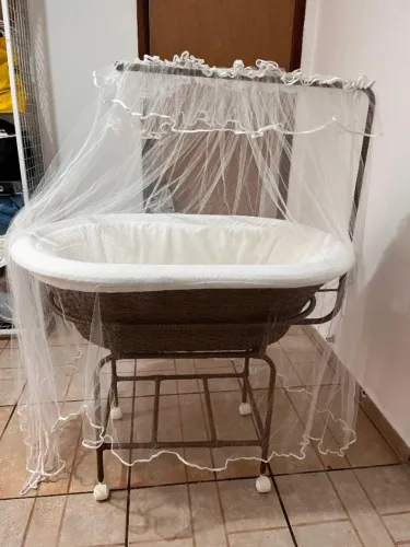 Berço de bebê em rattan com colchão e mosquiteiro