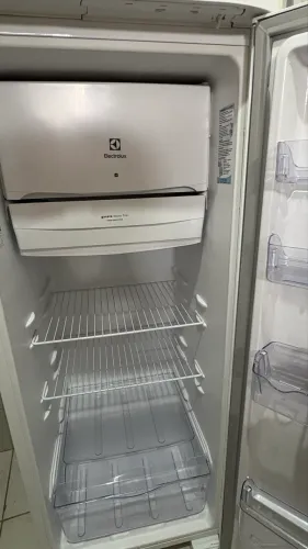 Geladeira Electrolux RE31 Degelo Prático