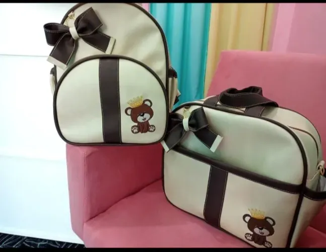 Kit de bolsa Maternidade com bordado de orso na cor bege e os detalhes marrom