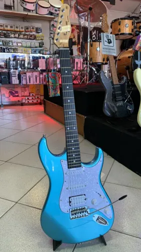 Guitarra Tagima TG-520 MBL E/PW TW Series Stratocaster HSS Metallic Blue C/ Escudo Branco 
