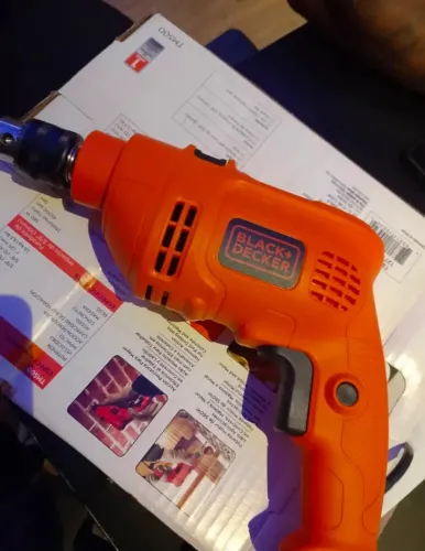 Furadeira de impacto Black Decker de 560w