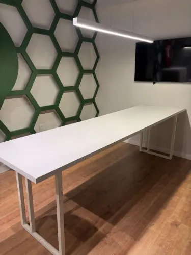Mesa de Escritório em MDF com Pés de Metalon