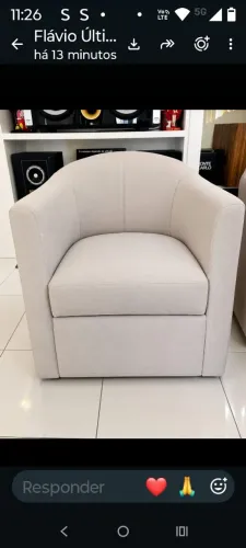 Duas poltronas em tecido.