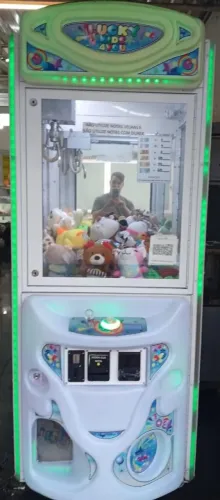 2 máquina grua de pegar pelúcia, 2 pelo preço de 1.