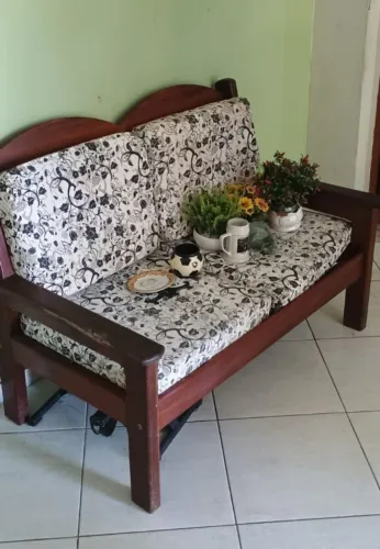 Conjunto de Sofá + 2 poltronas de madeira