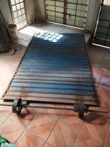 Porta de aço de enrolar completa com as guias, mola e bandoleira