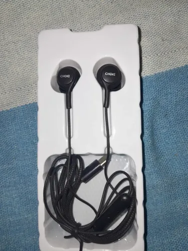 Fone com fio, entrada tipo c. Nunca usado e em perfeito estado.
