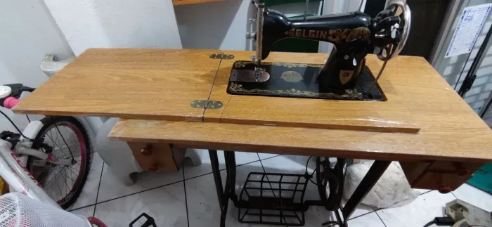 Maquina reta de costura marca Elgin