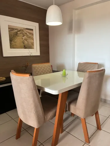 Mesa de jantar com quatro cadeiras