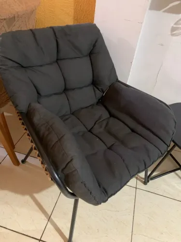 Poltrona com mesa de centro