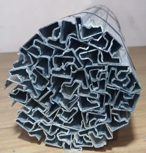 Lote com 65 perfis de alumínio extrudado 50cm