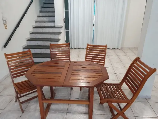 Aportunidade!!! Mesa Extensível Madeira com 4 Cadeiras Dobráveis