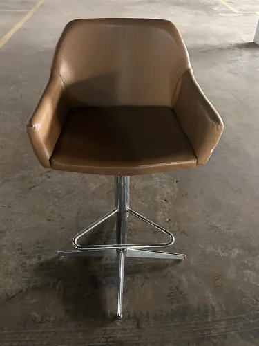 Banqueta Alta Giratória Tecline - Couro Caramelo e Base Cromada