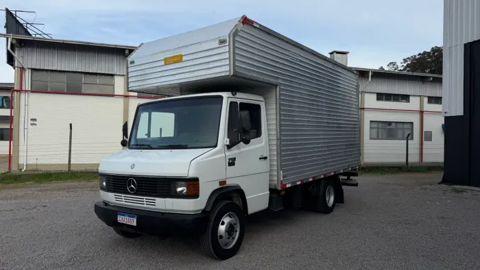 Mercedes 710 Baú