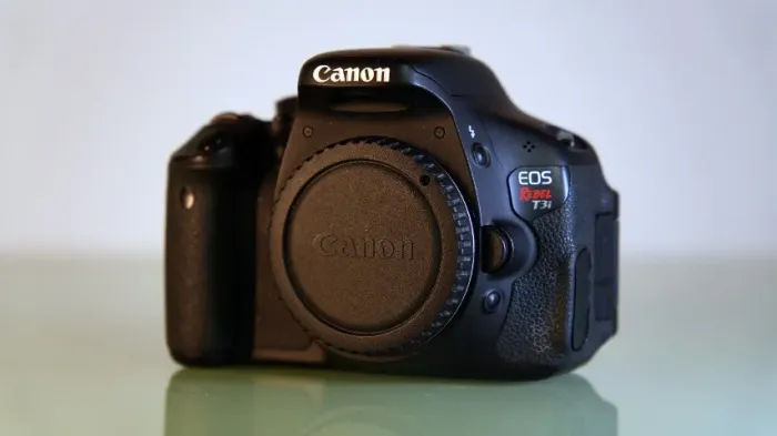Canon T3i + lente do kit + acessórios