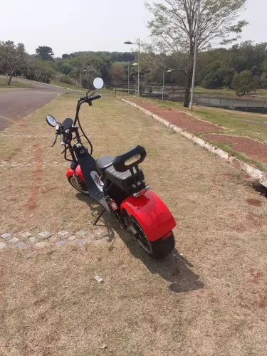 Scotter completa com autonomia até 70km/h.