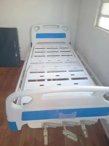 Cama hospitalar e cadeira de rodas 